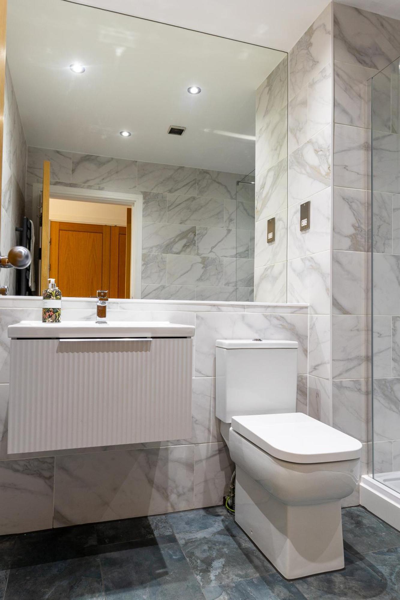 Trendy City Centre Apartment With Free Parking Cardiff Extérieur photo