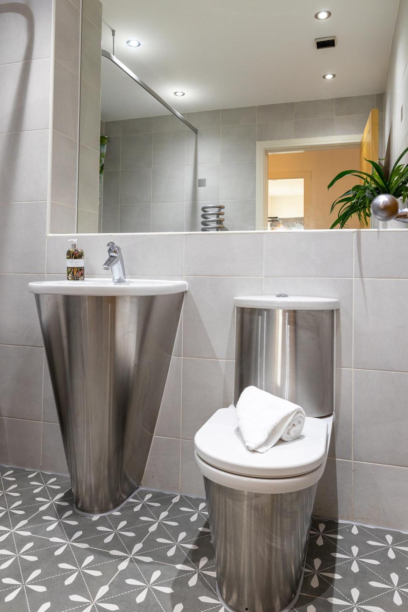 Trendy City Centre Apartment With Free Parking Cardiff Extérieur photo